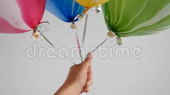 彩色氦气球飞翔节日气球系在一起视频的预览图