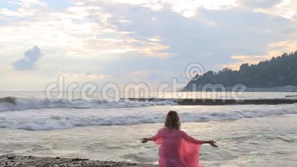 在海边冥想日出时在海滩上做瑜伽视频的预览图