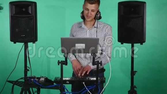 DJ在调音台上播放音乐视频的预览图