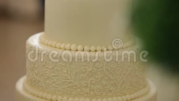 大层次婚礼蛋糕装饰婚礼选择性聚焦视频的预览图