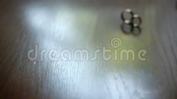 棕色桌子上的结婚戒指背景视频的预览图