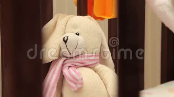 婴儿床上一只可爱的泰迪熊视频的预览图