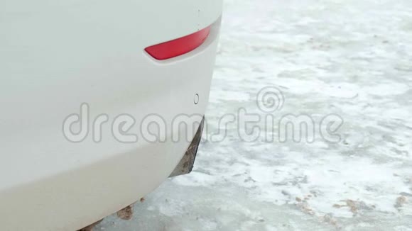 一辆运动型白色轿车的汽车排气特写视频的预览图