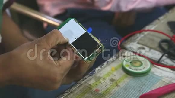 孟买电子车间正在维修一部电话视频的预览图
