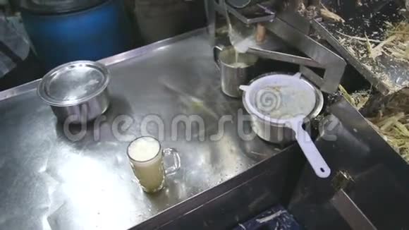 从孟买的一家工厂准备的饮料杯视频的预览图