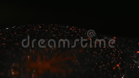彩色水滴在黑色背景下的低音炮上跳跃视频的预览图