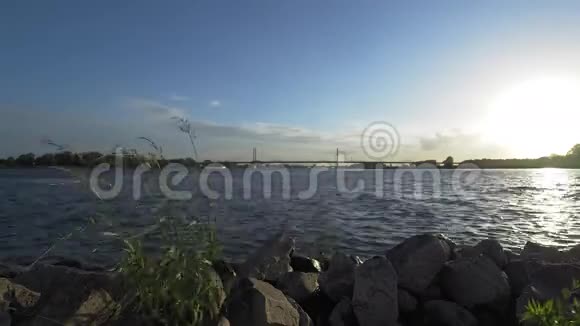 德国里斯河畔阳光明媚的夜晚视频的预览图