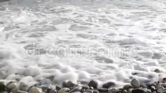 波浪轻轻地冲上海滩随着太阳的下山而退去视频的预览图