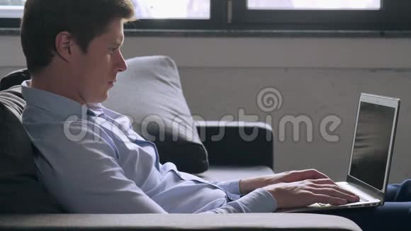 男性在办公室或公寓在线聊天视频的预览图