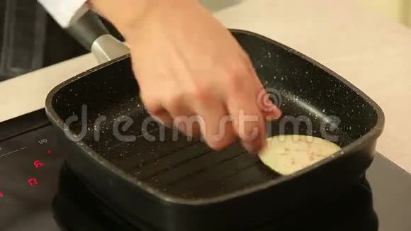 在烤盘里煎茄子切片视频的预览图