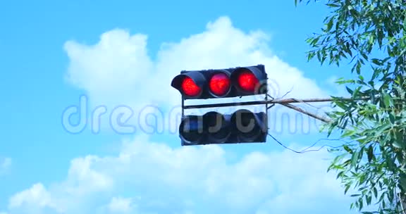 蓝天背景下的交通灯视频的预览图