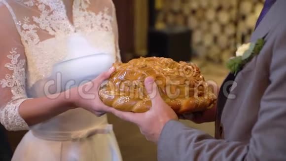 新婚夫妇正在吃结婚面包视频的预览图