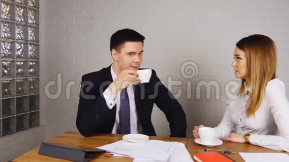 两个在办公室喝咖啡的快乐商人在谈话视频的预览图
