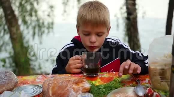 孩子在户外喝茶视频的预览图