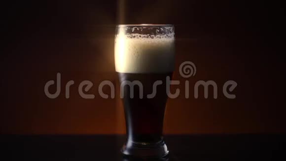 皮尔斯纳玻璃宽星滤器深色琥珀啤酒视频的预览图