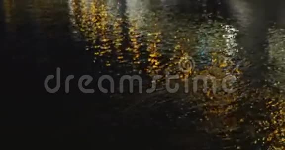 夜间对水的黄光反射视频的预览图