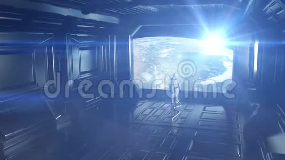 单独的宇航员在未来的宇宙飞船房间地球的景色4k镜头视频的预览图