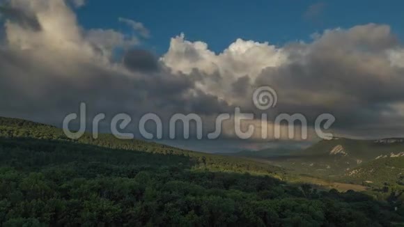 夏日风景云在山林中飘动视频的预览图