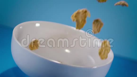 玉米片碗中的谷物浇注视频的预览图