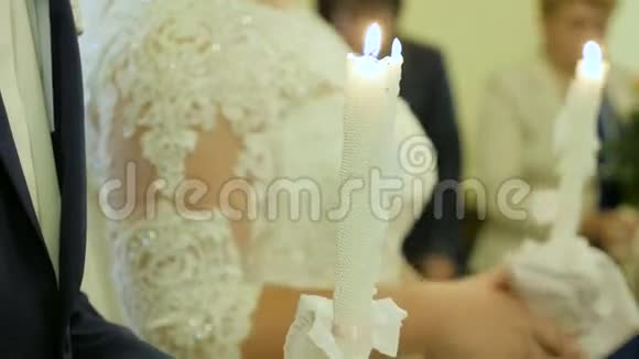 东正教教堂的婚礼新娘和新郎拿着蜡烛快关门视频的预览图