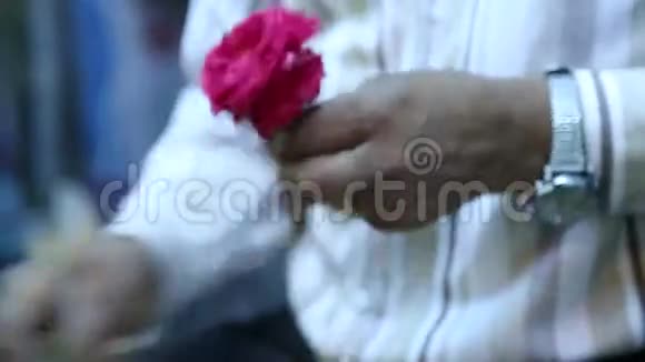 印度男人把五颜六色的花堆成一根大针视频的预览图