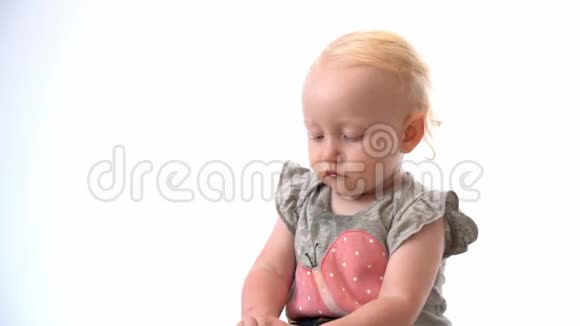 快乐的孩子喝果汁视频的预览图