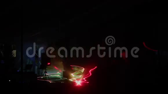 带有空间亮绿红激光烟雾和闪光的抽象模糊背景图案视频的预览图