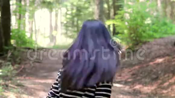 害怕的少女在森林里奔跑视频的预览图