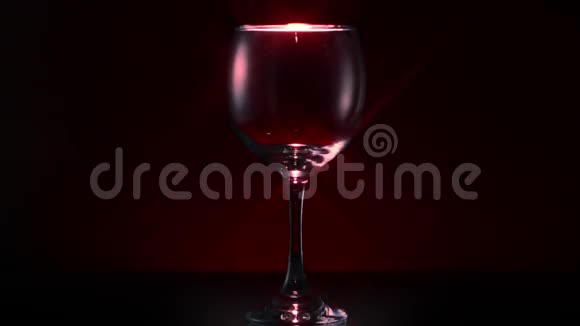 红酒倒入广星过滤器视频的预览图