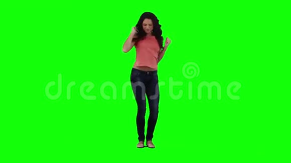 一个女人独自跳舞视频的预览图