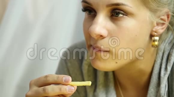 女人吃垃圾食品很享受女孩吃薯条慢动作视频的预览图