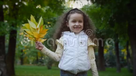 美丽时尚快乐微笑时尚欢乐欧洲小可爱女孩穿白色夹克背心和长金发视频的预览图