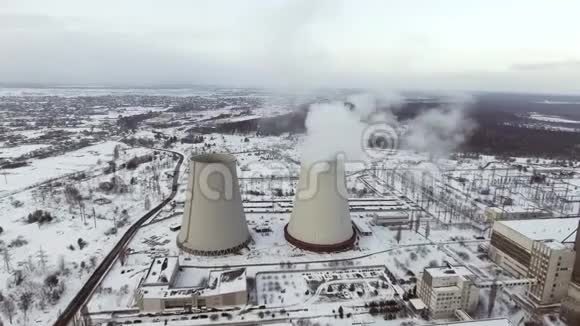 飞越大管厂进行热能航空生产工厂高空呼吸天桥视频的预览图