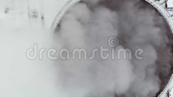 飞越大管厂进行热能航空生产工厂高空呼吸天桥视频的预览图