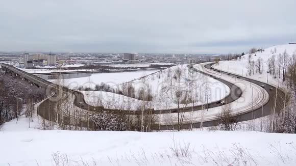 冬天在雪道上开车在高速公路上开车视频的预览图