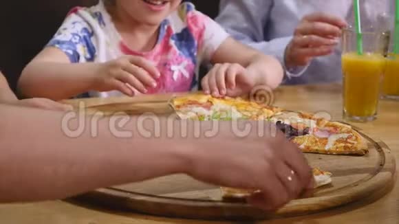 孩子们在咖啡馆里开心地吃披萨视频的预览图
