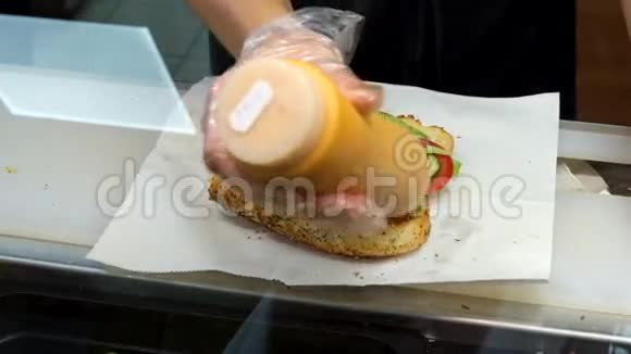 美味的烤切片三明治镀有脆生菜西红柿和洋葱运动视图视频的预览图