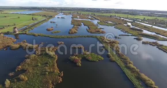 荷兰科尔德迪克风车湖的鸟瞰图日落视频的预览图