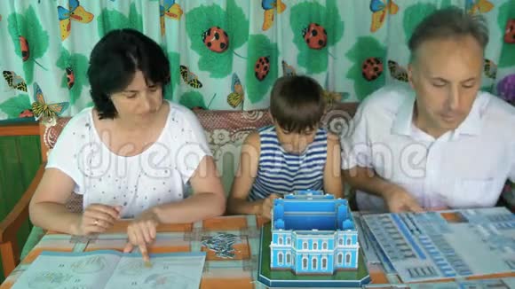 一家人在桌上玩游戏视频的预览图