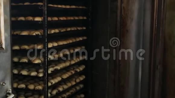 刚出炉的面包从烤箱里出来视频的预览图