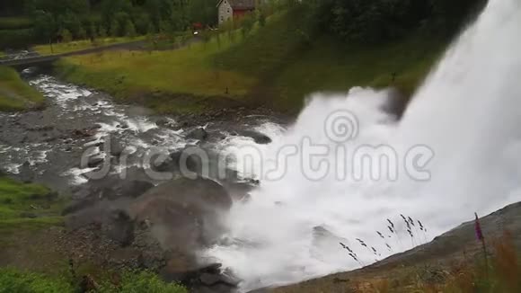 在多雨的天气下在挪威山区瀑布视频的预览图