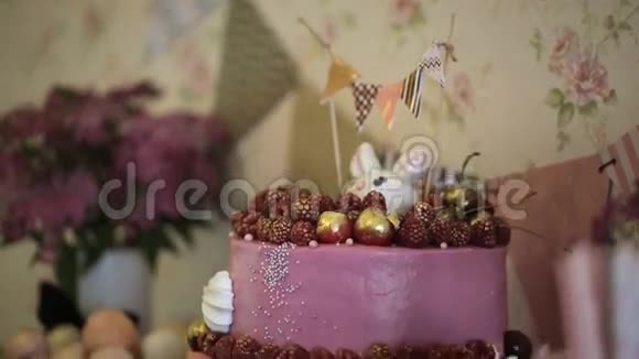 三角旗生日装饰庆祝蛋糕视频的预览图