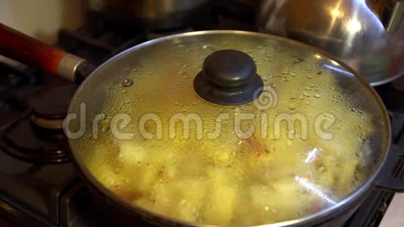 在铸铁锅中用香料烤土豆偶尔搅拌视频的预览图