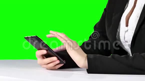 女商人触摸智能手机绿色屏幕视频的预览图