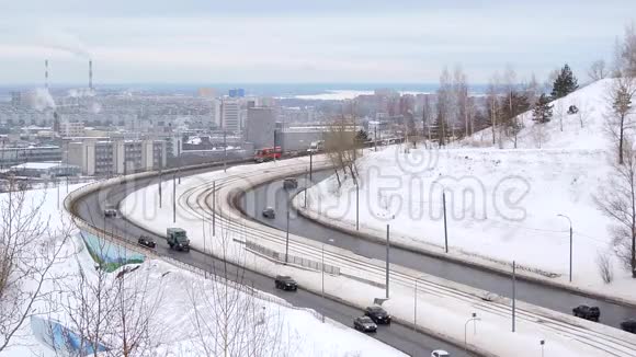 冬天在雪道上开车在高速公路上开车视频的预览图