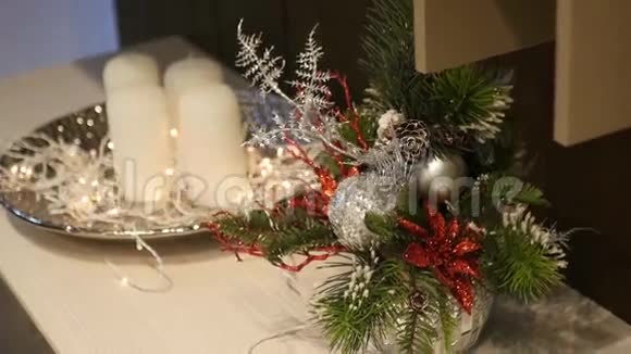 餐桌上有装饰的迷你圣诞树视频的预览图