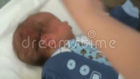 护士襁褓中的新生儿视频的预览图