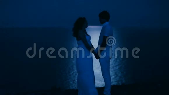 海滩上月光下的男女视频的预览图