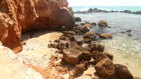 斯里兰卡美丽的岩石海滩的时间流逝视频的预览图