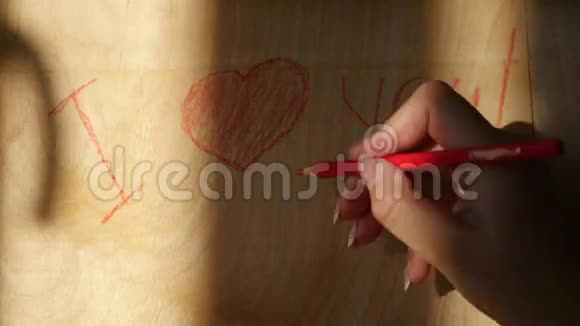 用蜡笔在木板上写下爱的宣言4k视频的预览图